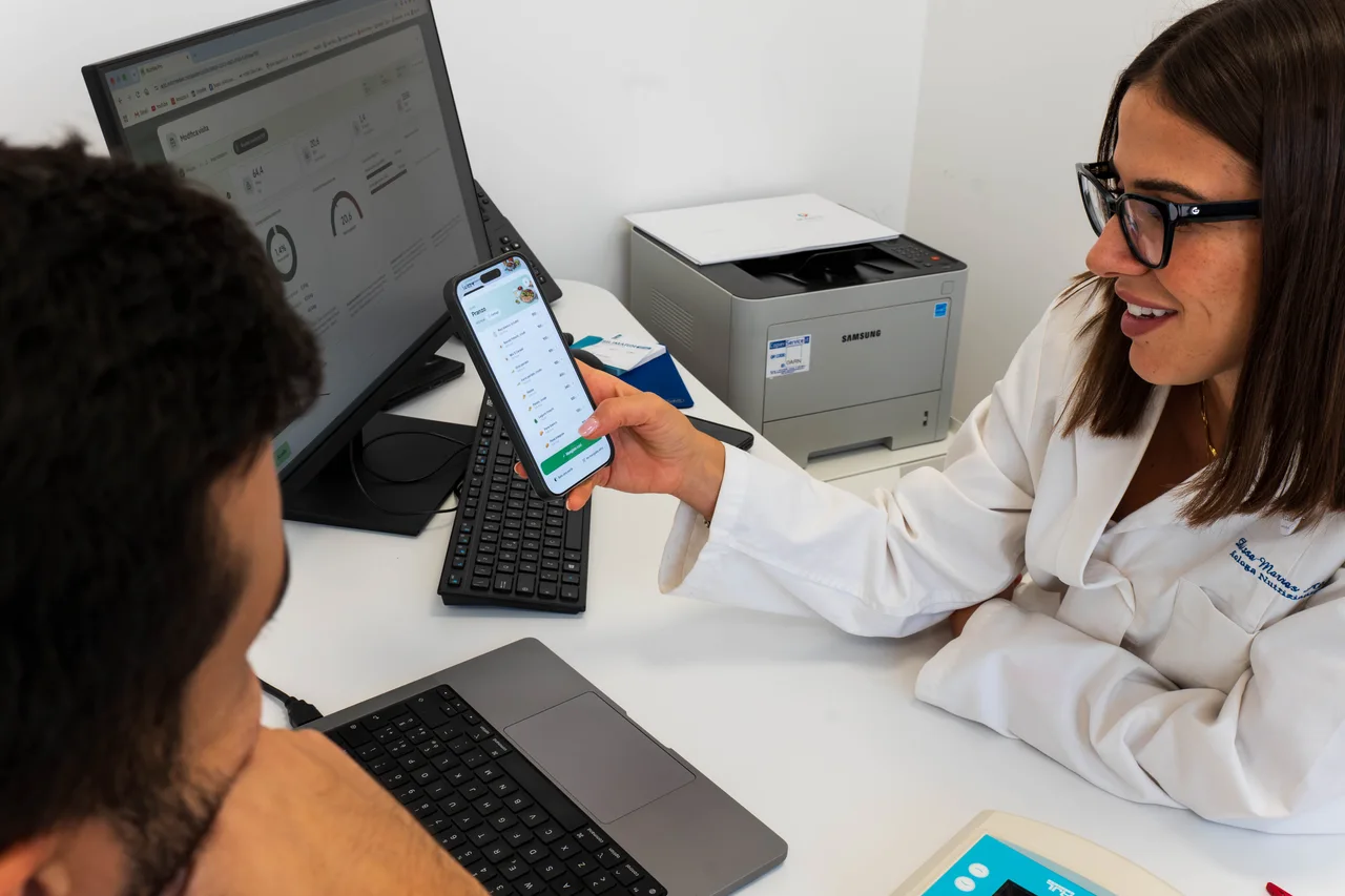 La nutrizionista condivide il piano nell’app con il paziente